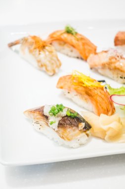 Baharatlı suşi roll