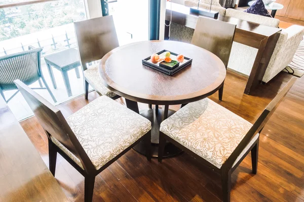 Tomma bord och stol — Stockfoto