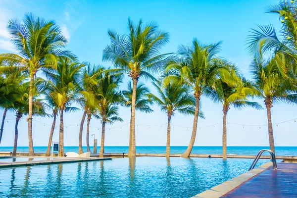 Bella piscina di lusso — Foto Stock