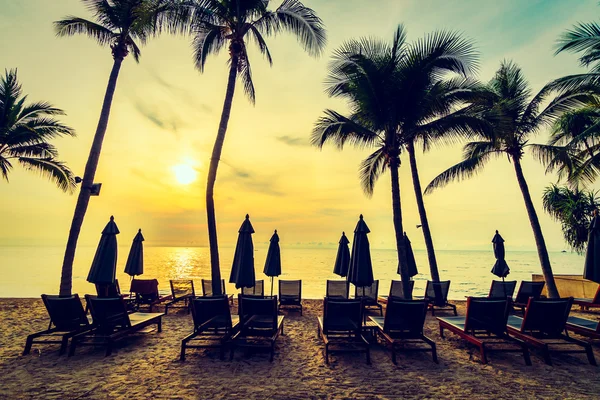 Bela palmeira de coco na praia e no mar — Fotografia de Stock