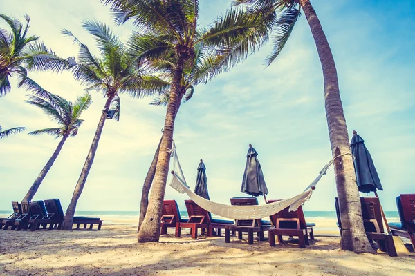 Tropik sahilde boş hamak