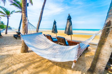 Tropik sahilde boş hamak