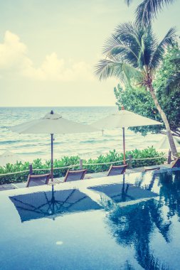 Şemsiye havuzu ve sandalye