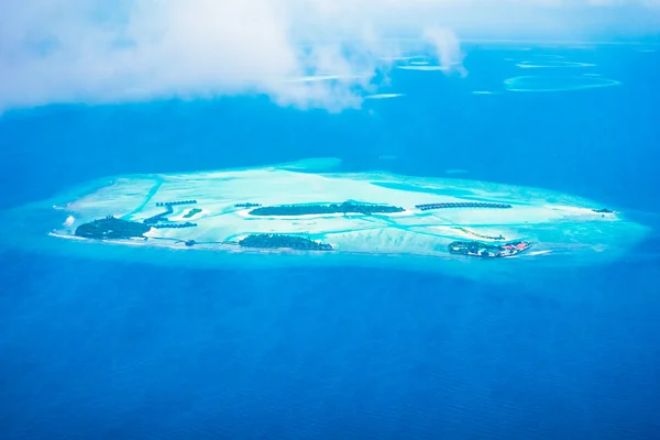 Bella isola tropicale delle Maldive — Foto Stock