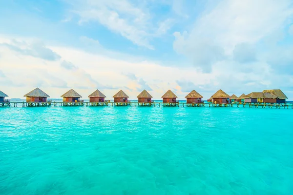 Bellissimo resort tropicale alle Maldive — Foto Stock