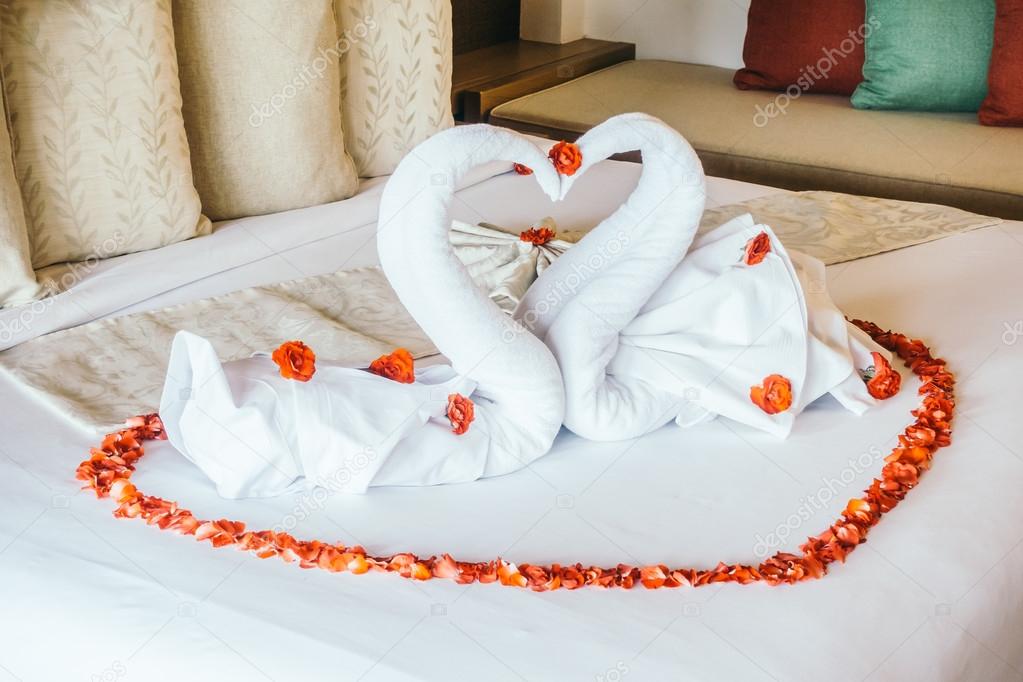 Cisne toalla baño | Cisne toalla y flor color de rosa — Foto de stock