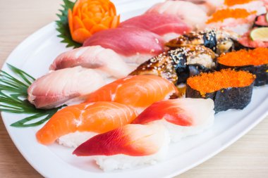  Japon yemekleri stil suşi roll