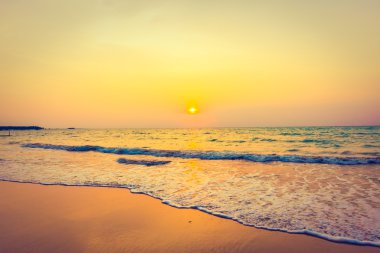 Sahilde gün batımı