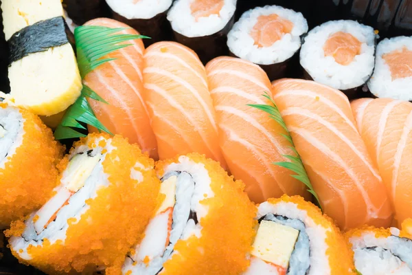 Caja de sushi con rollo de salmón fresco — Foto de Stock