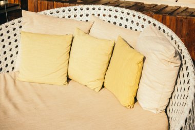 Kanepe üzerinde güzel yastık