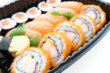 Suşi roll taze somon suşi kutusuyla