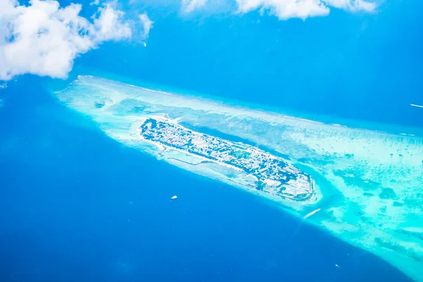 Bella isola tropicale delle Maldive — Foto Stock