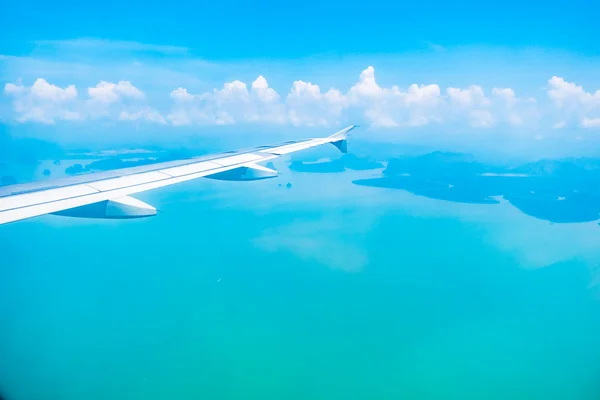 Airplane wing on beautiful blue sky — Stock Photo, Image