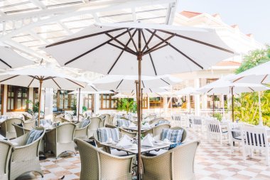 Boş masa ve sandalye