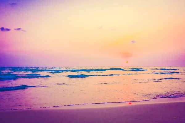 Matahari terbenam di pantai — Stok Foto