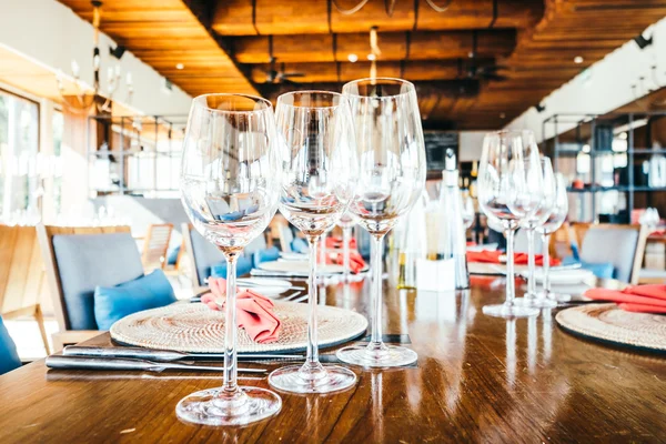 Vidro de vinho e definição de mesa — Fotografia de Stock