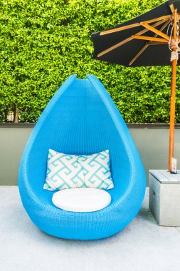 Şemsiye ile sandalyeye yastıklar