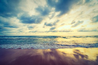 Sahilde gün batımı