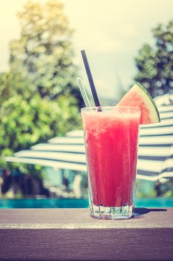 Meyve suyu ile bardak