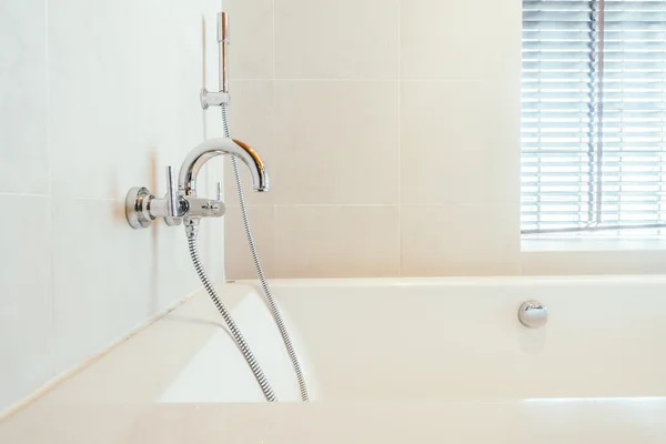 白い浴槽の飾り付け — ストック写真