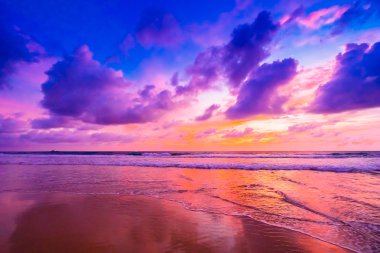 Sahilde gün batımı