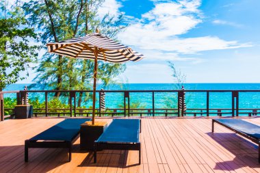 şemsiye ve sandalye