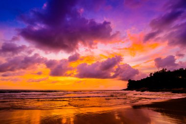 Sahilde gün batımı