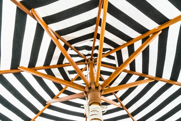 Parapluie noir et blanc — Photo