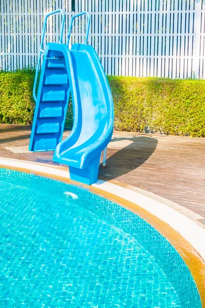 Slider em torno da piscina — Fotografia de Stock