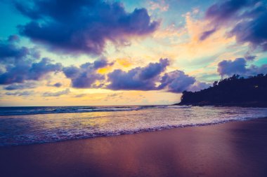 Sahilde gün batımı