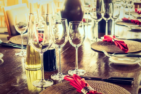 Kieliszek do wina i nakrycie stołu — Zdjęcie stockowe