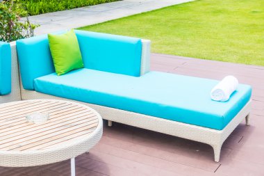 Yüzme Havuzu etrafında kanepe yastık