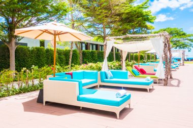 Şemsiye ve Yüzme Havuzu etrafında sandalye