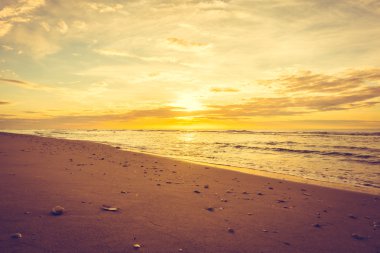 Sahilde gün batımı