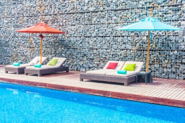 Şemsiye ve Yüzme Havuzu etrafında sandalye