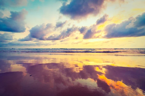 Puesta de sol en la playa — Foto de Stock