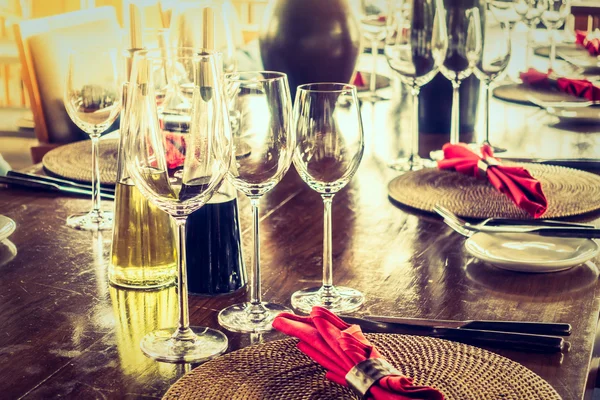Kieliszek do wina z nakrycie stołu — Zdjęcie stockowe