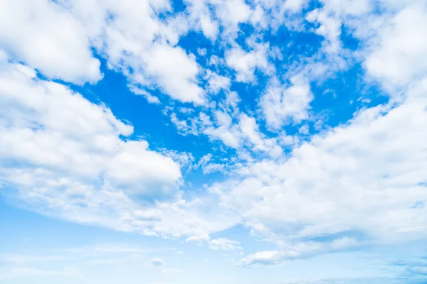 Mooie witte wolk — Stockfoto