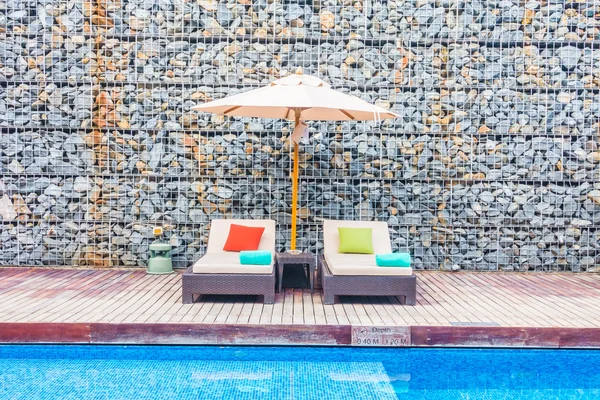 Парасолька і стілець навколо басейну — стокове фото