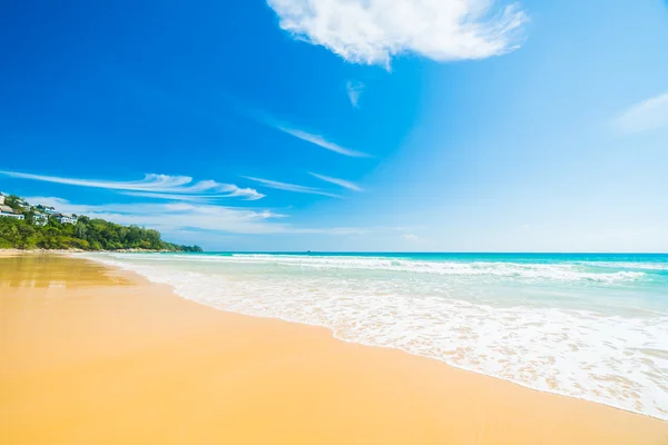 Beautiful tropical beach and sea — Stock Photo, Image