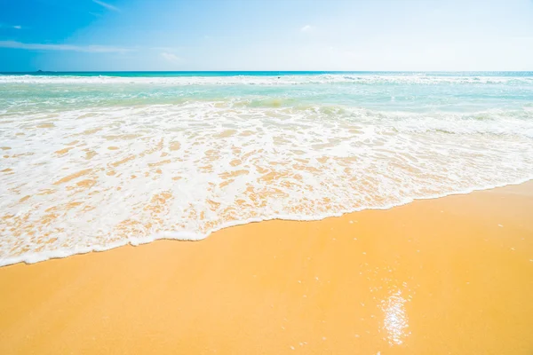 Hermosa playa tropical y el mar — Foto de Stock