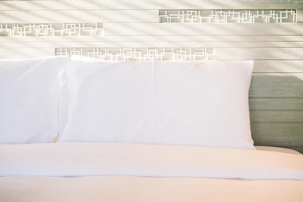 Travesseiros na decoração da cama — Fotografia de Stock