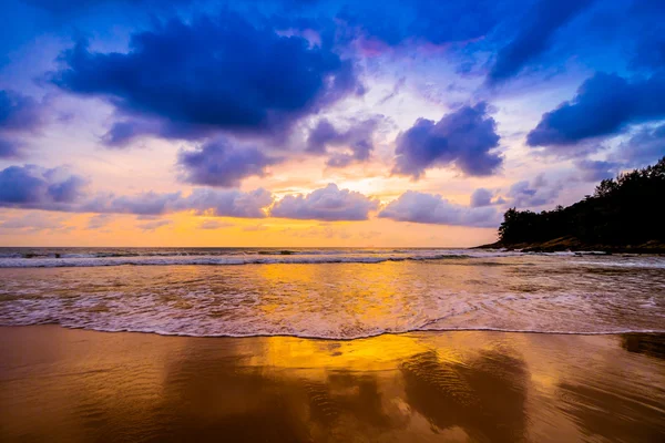 Pôr do sol na praia — Fotografia de Stock