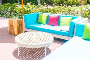 Yüzme Havuzu etrafında kanepe yastık