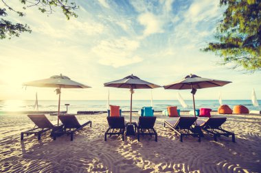 Şemsiye ve sandalye ile açık