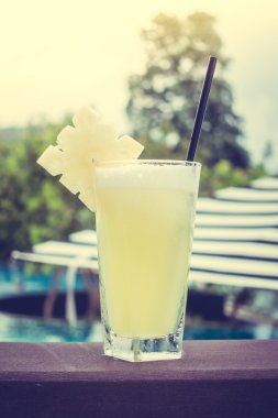 Bardakta ananas suyu