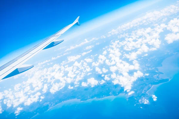 Asa de avião no céu azul — Fotografia de Stock