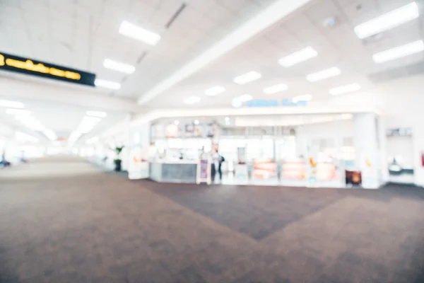 Интерьер терминала аэропорта в размытом виде — стоковое фото