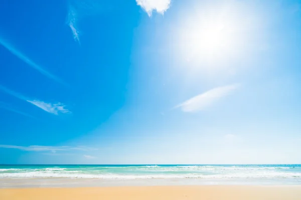 Beautiful tropical beach and sea — Stock Photo, Image