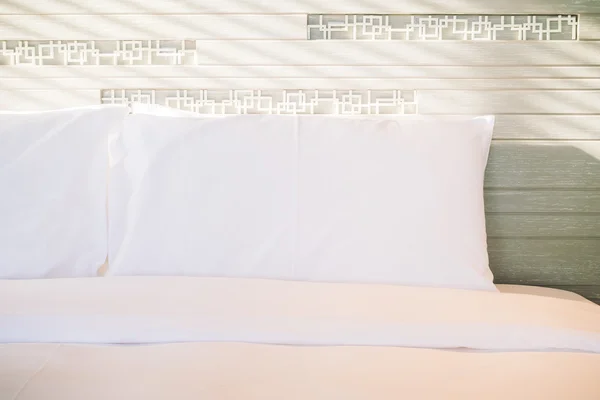 Almohadas en la cama decoración — Foto de Stock